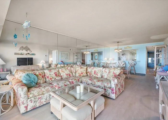 Hill-spacious 2 Bedroom With Ocean Views And Outdoor Pool!