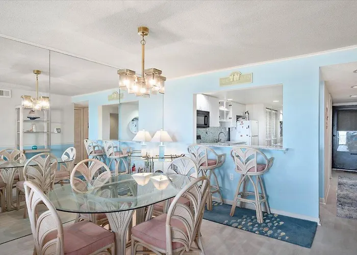 Hill-spacious 2 Bedroom With Ocean Views And Outdoor Pool! Holiday home *