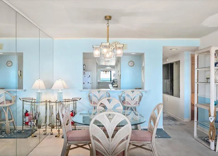 Hill-spacious 2 Bedroom With Ocean Views And Outdoor Pool! Holiday home *