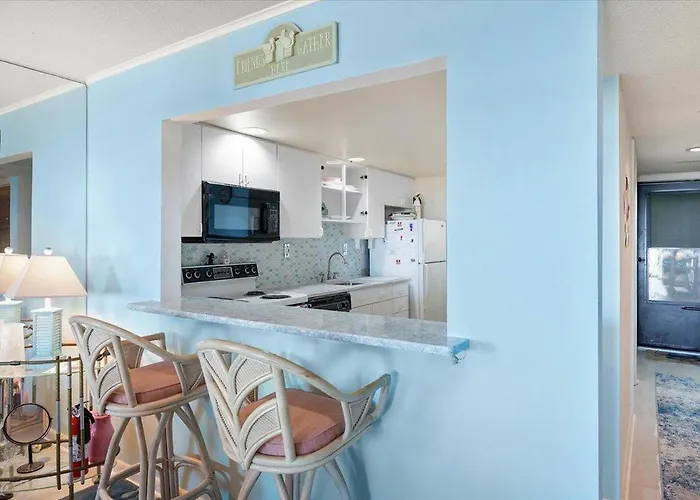 Hill-spacious 2 Bedroom With Ocean Views And Outdoor Pool! Holiday home *