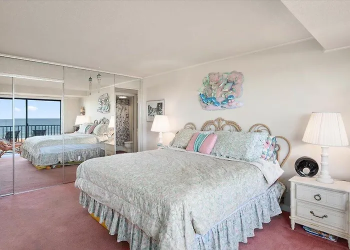 Hill-spacious 2 Bedroom With Ocean Views And Outdoor Pool! Holiday home