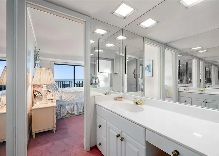 Hill-spacious 2 Bedroom With Ocean Views And Outdoor Pool!