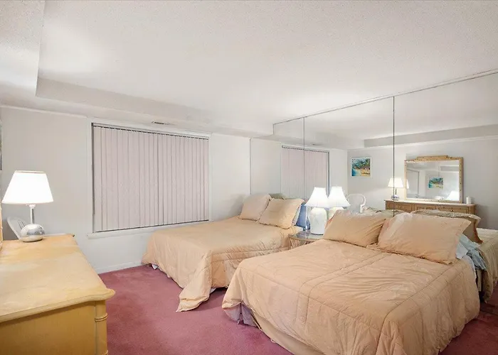 Hill-spacious 2 Bedroom With Ocean Views And Outdoor Pool!