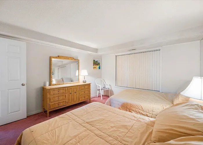 Hill-spacious 2 Bedroom With Ocean Views And Outdoor Pool!