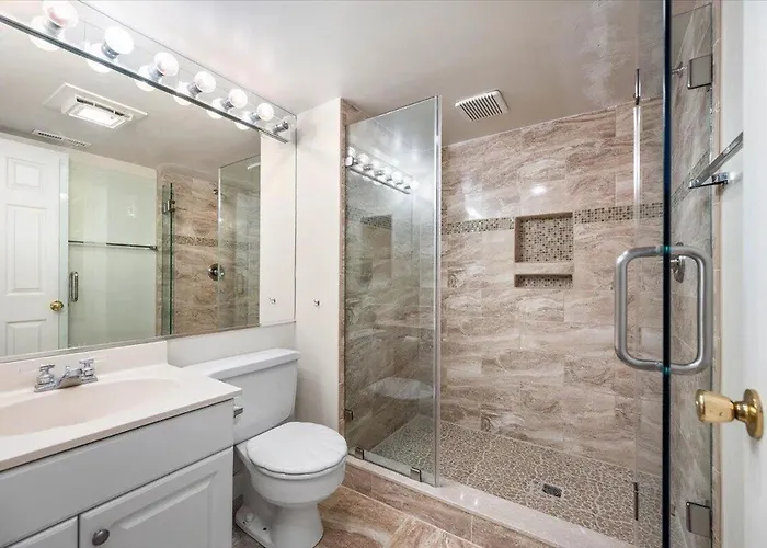 Hill-spacious 2 Bedroom With Ocean Views And Outdoor Pool! *