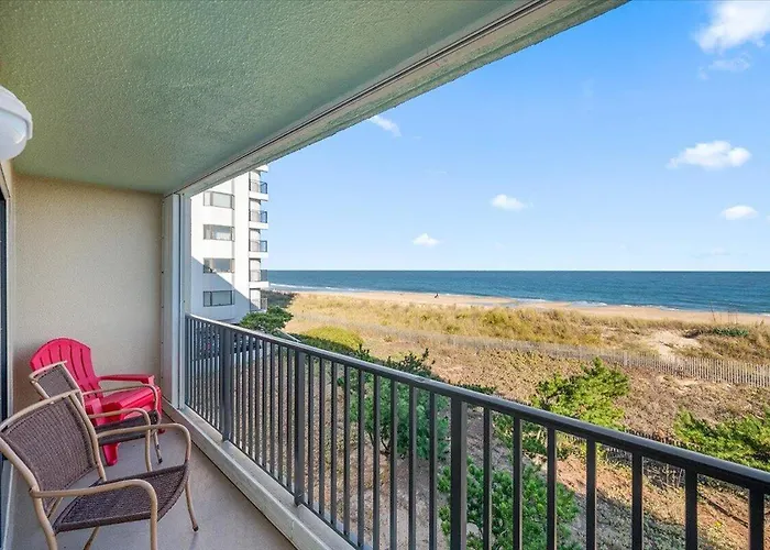 Hill-spacious 2 Bedroom With Ocean Views And Outdoor Pool!
