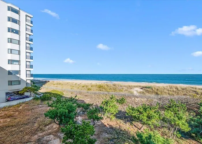 Hill-spacious 2 Bedroom With Ocean Views And Outdoor Pool! *
