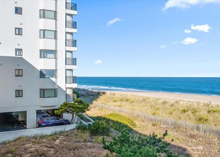 Hill-spacious 2 Bedroom With Ocean Views And Outdoor Pool!