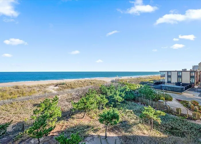 Hill-spacious 2 Bedroom With Ocean Views And Outdoor Pool! Holiday home Ocean City