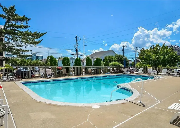 Hill-spacious 2 Bedroom With Ocean Views And Outdoor Pool! *