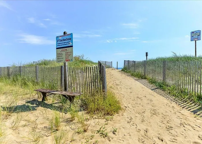 Hill-spacious 2 Bedroom With Ocean Views And Outdoor Pool!
